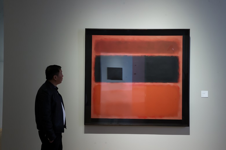 Liu in front of a Rothko painting in the Long Museum (West Bund)