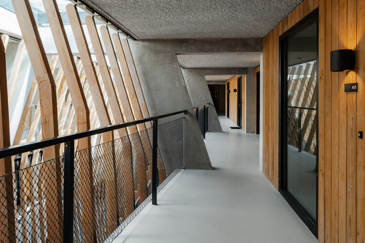 Jonas’ Residential Building / Orange Architects - Interior Photography, Beam, Handrail