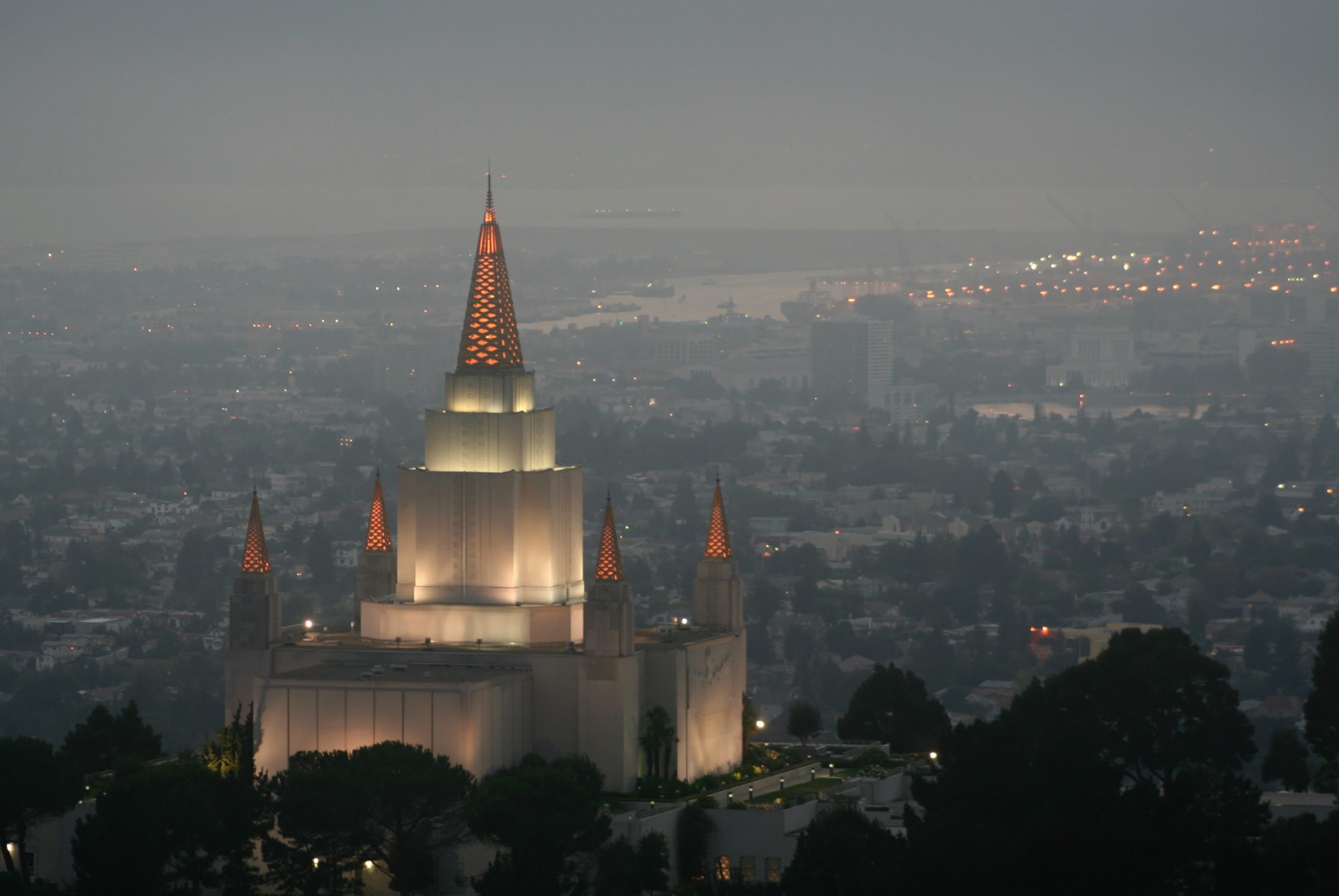 The Oakland California Temple of The Church of Jesus Christ of Latter-day Saints. (Wikipedia / Calibas)
