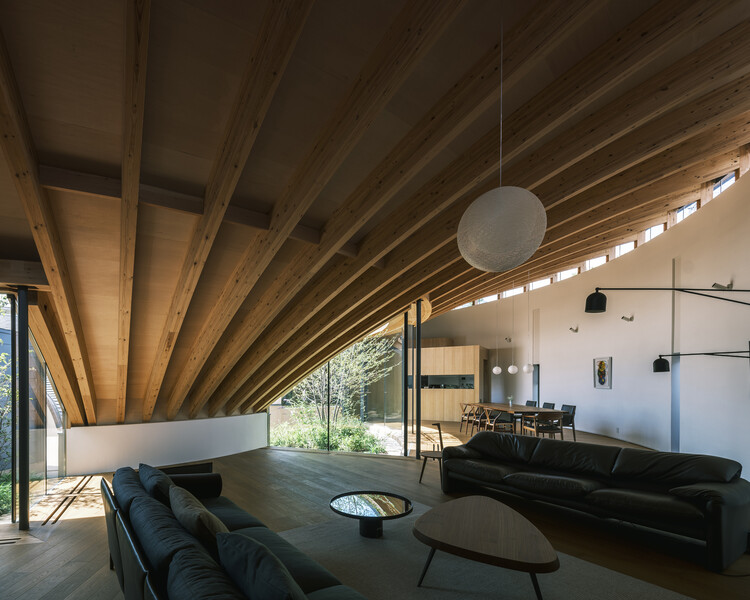 Sky Vessel House / NKS Architects - Interior Photography, Living Room, Windows, Table, Beam