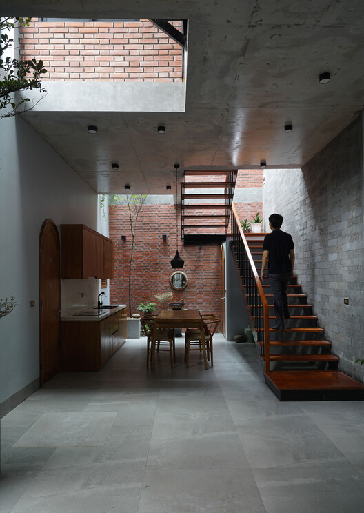 Small Brick House / Tung Nguyen Architects - Interior Photography, Stairs, Handrail