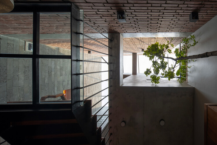 Small Brick House / Tung Nguyen Architects - Interior Photography, Windows, Beam