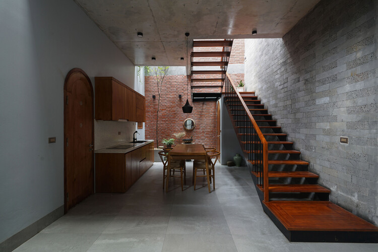 Small Brick House / Tung Nguyen Architects - More Images