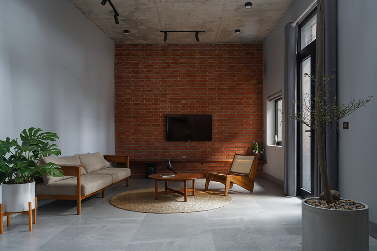 Small Brick House / Tung Nguyen Architects - Interior Photography, Living Room, Windows
