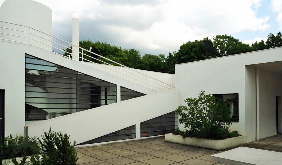 modern movement le corbusier villa savoye courtyard
