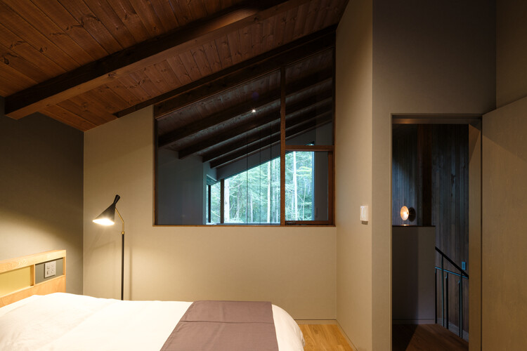 Kyukaruizawa Club Villa / Naruse Inokuma Architects - Interior Photography, Bedroom, Windows, Bed, Beam