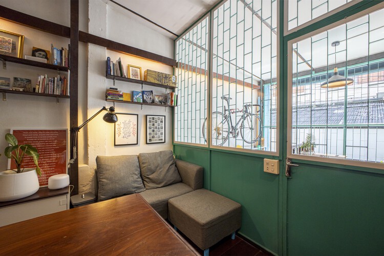 Khlongsan Studio Office / Everyday Architects & Design Studio - Interior Photography, Living Room, Windows, Shelving