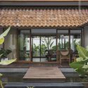 Lilly House / Aslam Sham Architects - Interior Photography, Table, Door, Windows, Chair, Garden, Patio, Courtyard