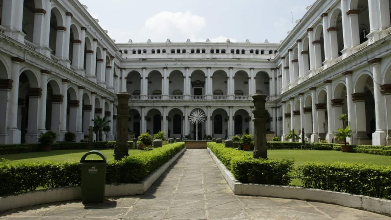 The world's ninth oldest museum, Indian Museum Kolkata holds important lessons in how to reduce the effects of outside temperature inside a contemporary building and using sustainable materials with low volatile organic compounds emissions.