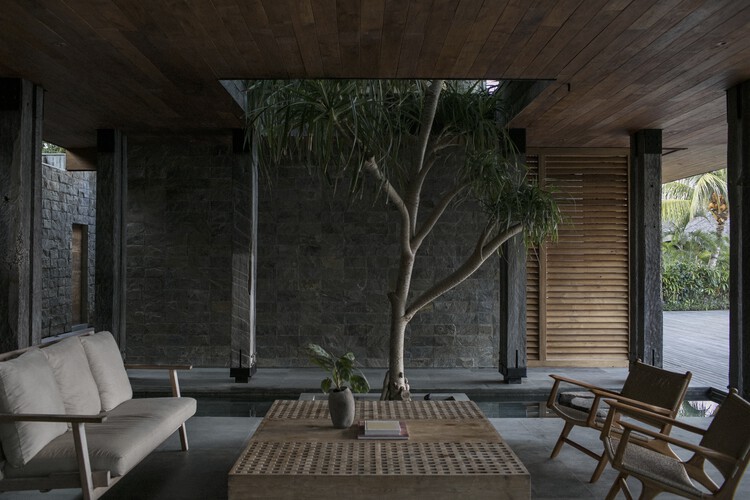 Iron Wood House / Earth Lines Architects - Interior Photography, Table, Windows, Beam